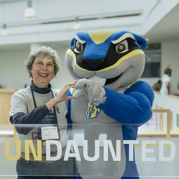 Goucher Alumnae poses with Rowdy.